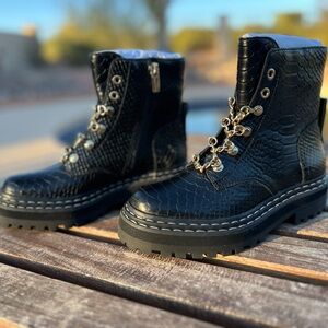 NIB Vince Camuto Women’s Black Popinta Chain Lugged Sole Boots Sz 5